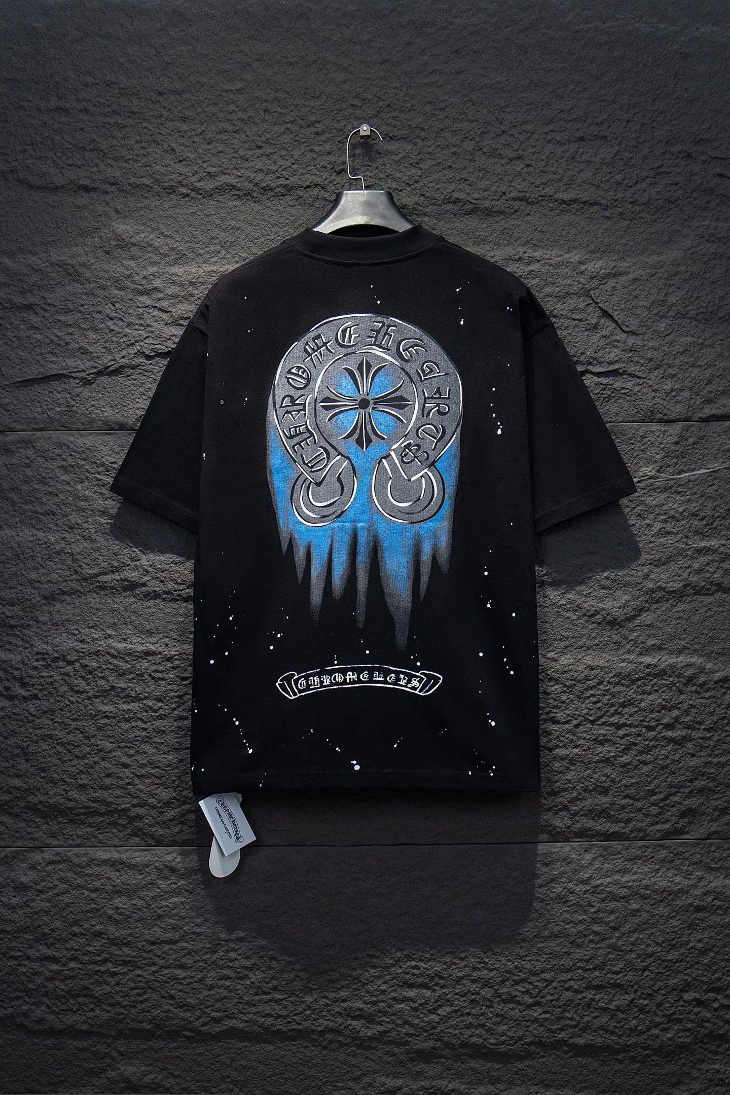 🅿️188 Style No.: 7250# Chrome hearts• 25ss ⚠YB custom-woven and custom-dyed fabric, color, printing, version and accessories. The fabric is woven by imported machines. The uniqueness of the cloth texture creates a perfect garment effect. The fabric is made of 260-gram clean cloth with 320-gram 1*1 rib. 4-color environmentally friendly custom-dyed fabric, threads in the same cylinder, no color difference.  Gradient graffiti on garments, hand-made graffiti technology on garments, the details of the collar, pockets, cuffs, and front and rear threads are clearly visible. The printing uses Japanese BROTHER white ink digital direct-injection garment printing. This model is a global limited edition. In order to present a product like a work of art, after a long period of repeated determination of details, a very high-standard garment is presented. The front chest is made of direct-injection printing environmentally friendly glue material, using a mechanized printing process. Mechanical printing has high precision, the positioning accuracy can reach ±0.02mm, and the quality is stable.   The body is treated with graffiti elements, which greatly increases the interest of the clothing; it has a unique visual effect. The special washing effect creates a unique aged effect.  Croix Heart Short Sleeve must be the first short-sleeved piece in spring and summer that blurs the boundaries of unisex style. It has a classic dropped shoulder oversize version and a loose and casual upper body.  Color: Black White Size: S M L XL